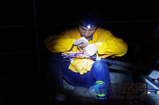 1448717501547384.jpg 圖為:工區在進行電纜整治.jpg