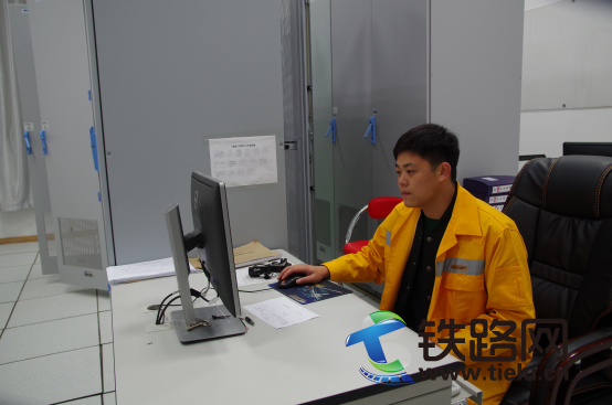 1448717513286816.png 圖:禇忠海認真調閱信號設備.png