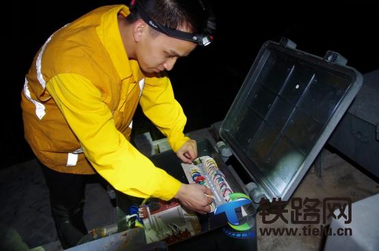 1448717507860142.jpg 圖為:韋秋宏同志認真檢查軌道電路設備.jpg