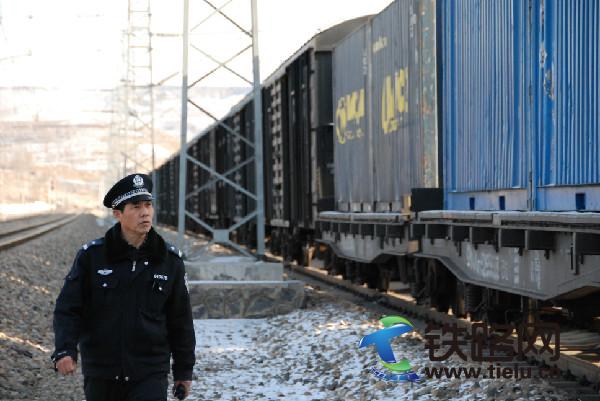 1457053709792302.jpg 張金祥正在巡線.JPG