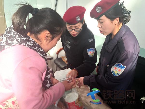 1457336326456065.jpg 對可疑的行李物品開包檢查.JPG