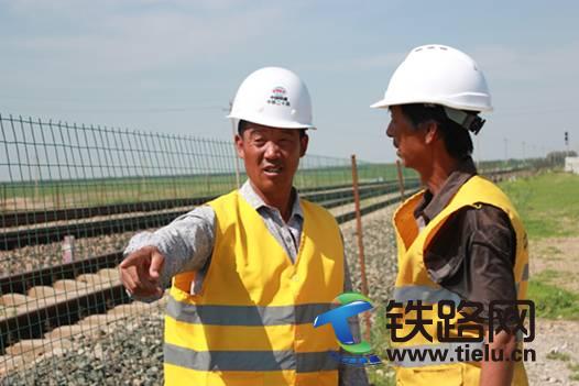 1469969921689407.jpg 王興海在現(xiàn)場(chǎng)指導(dǎo)工作.jpg