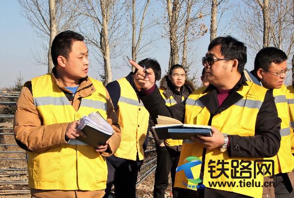 1497917048674006.jpg 韋鐵鶴(左)匯報施工生產情況.JPG