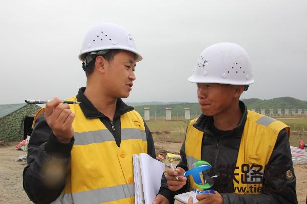 1497917055380530.jpg 韋鐵鶴(左)指導施工.JPG