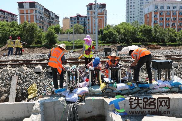 1498472100790838.jpg 信號作業隊室外露天箱盒配線作業.JPG