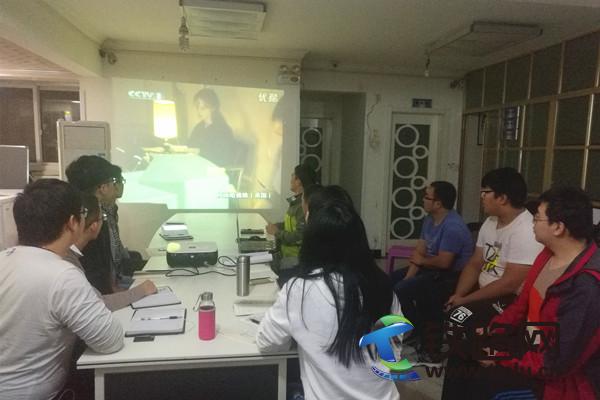 1509702860122959.jpg 2、全員觀看電影《風雨哈佛路》.jpg