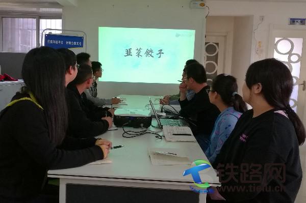 1509702866125880.jpg 3、全員觀看微電影《韭菜餃子》.jpg